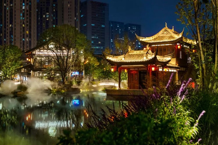 铁像寺水街景区位于成都高新区瞪羚谷公园社区,占地面积163亩,总建筑