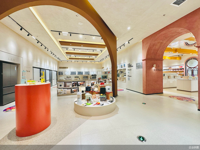 金隅天坛整装天津店的“超级家居生活体验馆”，汇聚多种家居品类