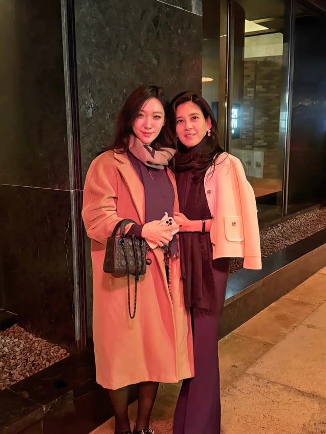 52岁李富真穿西装奢华霸气,与儿子同框美到犯规,腰臀比绝了!