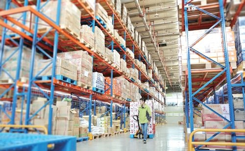 　　本来生活的北京仓里，工作人员正在分拣客户订单。　受访者供图