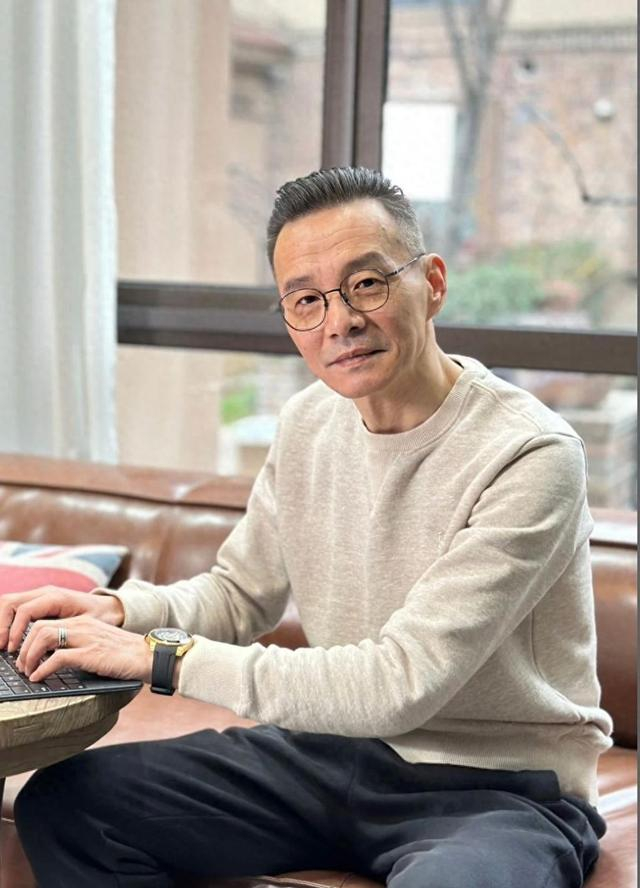 55岁160斤大叔亲身示范:发不烫卷,不塞衣角,清爽减龄没油腻感|发型