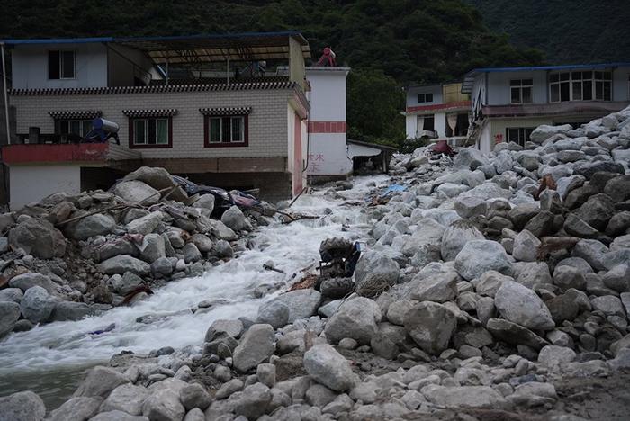 遭受泥石流袭击的日地村  