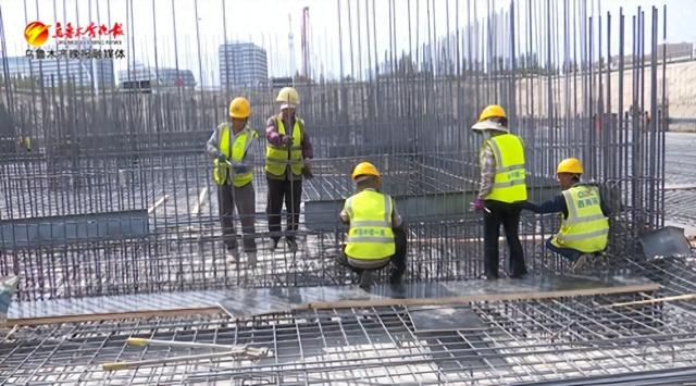 　　8月6日，在位于北京北路与北辰六街路口的乌鲁木齐北城国际新能源汽车城项目，工人们正在施工作业。记者牟敏摄