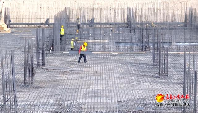 　　8月6日，在位于北京北路与北辰六街路口的乌鲁木齐北城国际新能源汽车城项目，工人们正在施工作业。记者牟敏摄