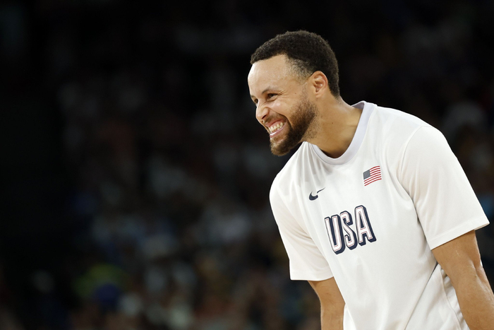 96阿耶莎现场督战 库里笑嘻嘻