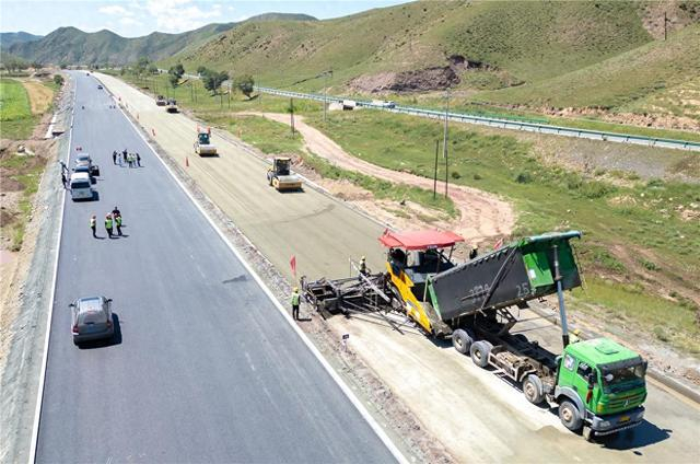 白音察干至永泰公高速公路（S22）项目建设现场。