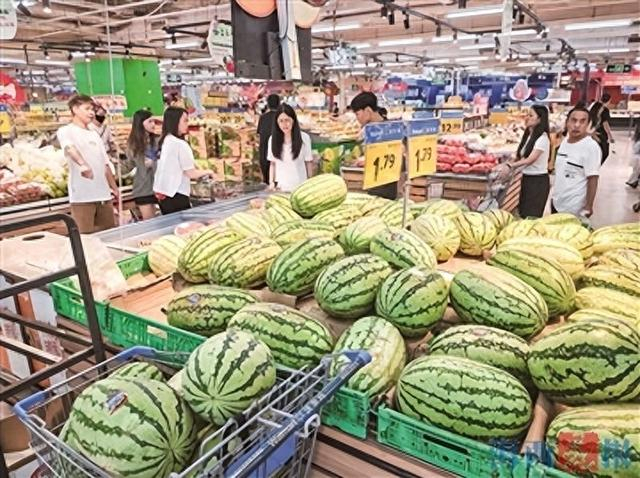 市民在SM沃尔玛超市里挑选压砂瓜。记者 张玲玲 摄