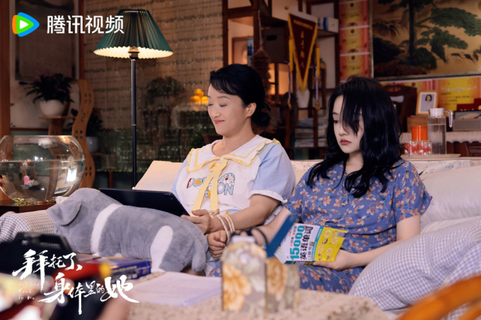 《拜托了，身体里的她》中灵魂对调的祖孙俩