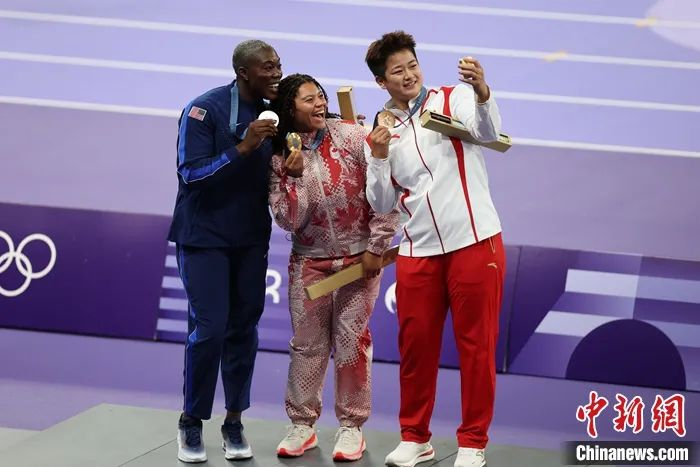 图为赵杰（右）与获奖选手自拍。   中新社记者 富田 摄