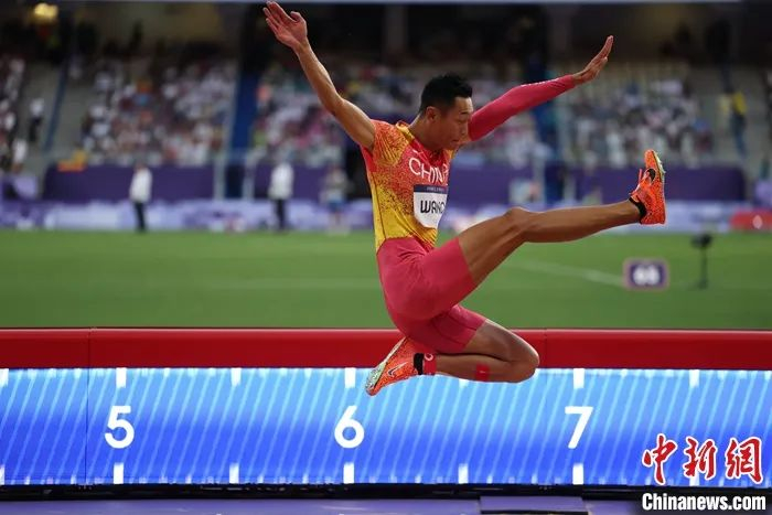 图为王嘉男在比赛中。   中新社记者 富田 摄