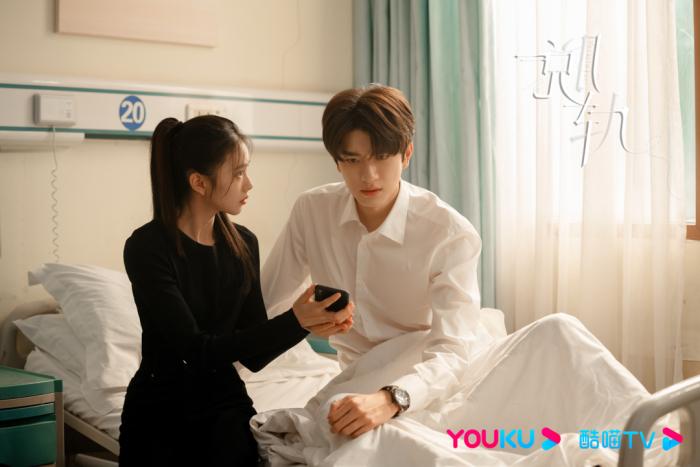 高概念悬爱剧《脱轨》的故事开始于一部神秘的手机