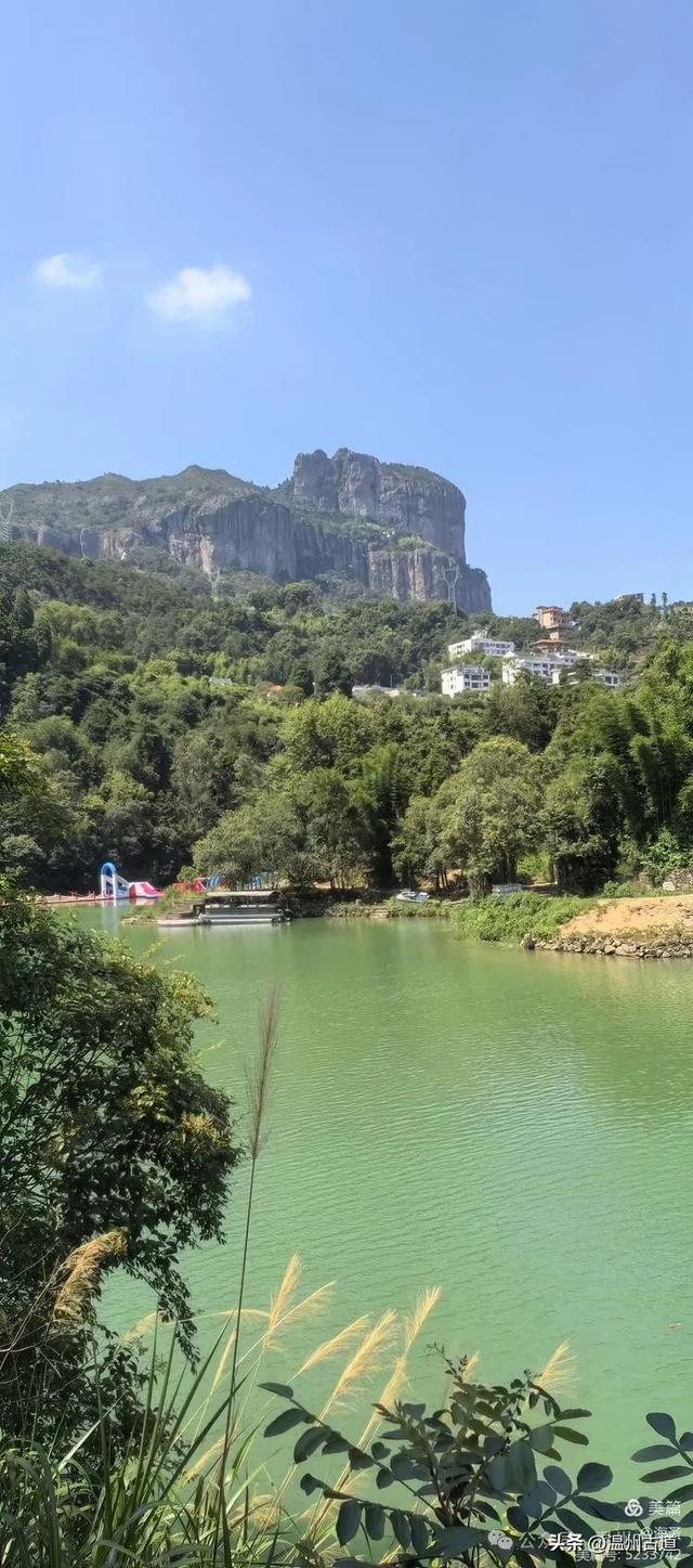 钟前湖山水碧色,二者都是水域面积极大的湖泊,唯有龙山湖汪汪一潭