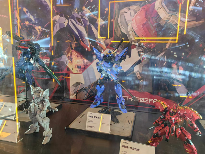 展柜中摆放的成品模型及待涂装模型