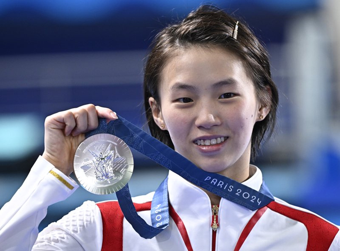 巴黎奥运会跳水项目女子10米跳台决赛中，中国选手全红婵获得金牌，另一名中国选手陈芋汐获得银牌。新华社记者 王鹏 摄