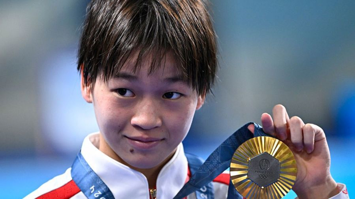 巴黎奥运会跳水项目女子10米跳台决赛中，中国选手全红婵获得金牌，另一名中国选手陈芋汐获得银牌。 新华社记者 王鹏 摄