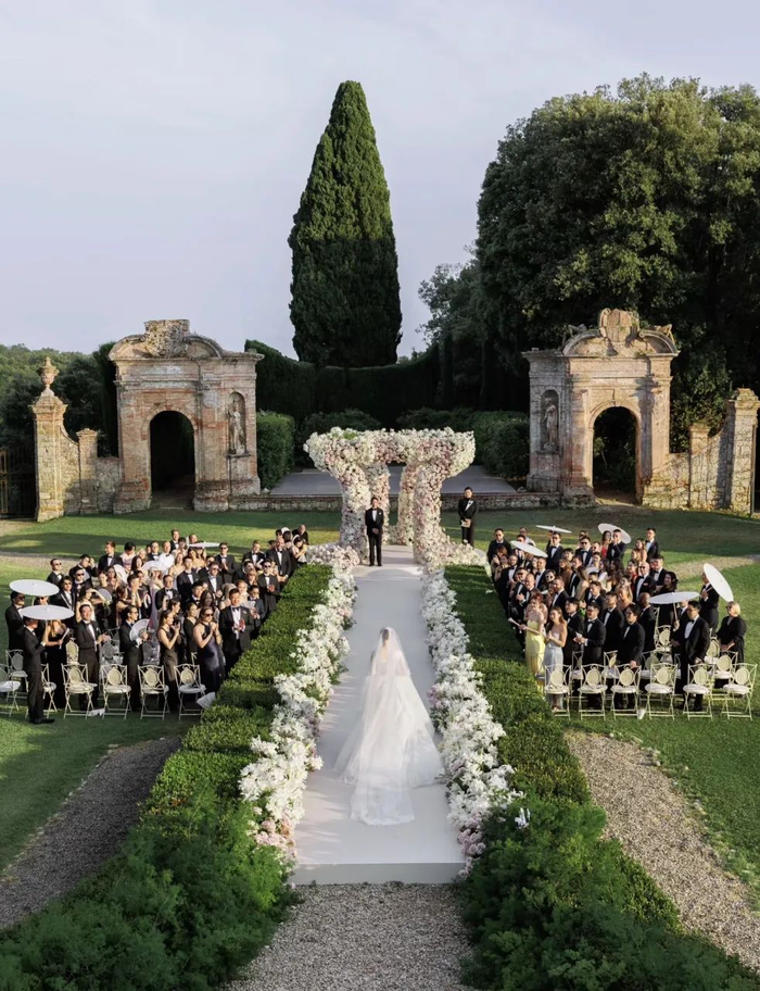 30岁吴千语嫁"百亿富三代",婚礼现场曝光,高配感女人最好命?