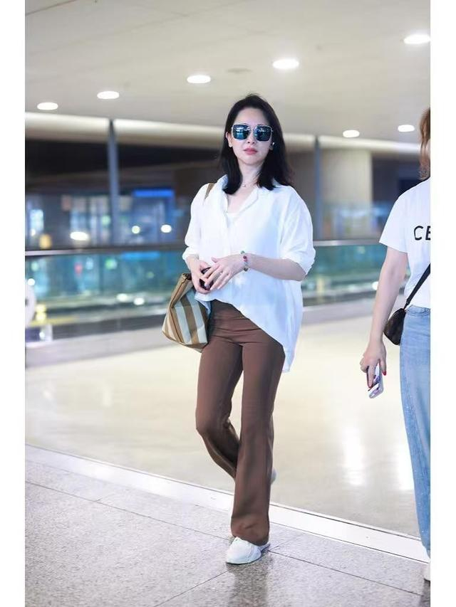 47岁左小青科技美成功真抗衰!穿超短热裤火辣性感,只是认不出