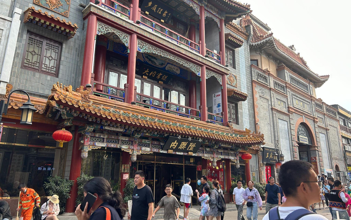 夜幕降临后，“大内宫保”咖啡馆二层露台一座难求。新京报记者 陈琳 摄