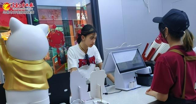 　　8月7日，顾客正在店内点单。记者史传芝摄