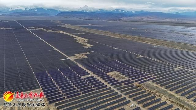 　　达坂城广恒50万千瓦光伏区现场（5月30日摄，无人机照片）。资料图片