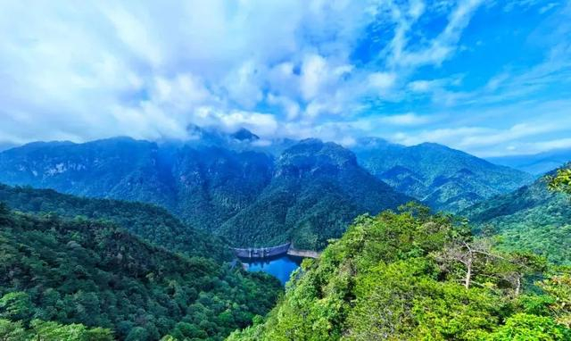三 百 山赣州三百山是赣州安远县东南边境诸山峰的合称,为东江的源头