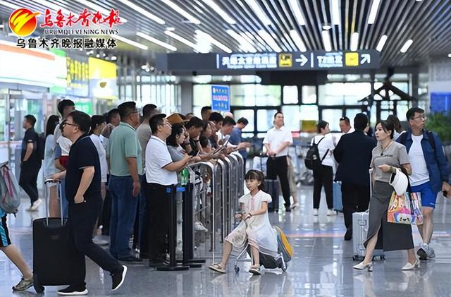 　　在乌鲁木齐国际机场T2航站楼出站口，到港旅客有序出站。资料图片