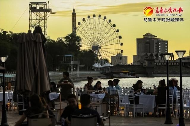 　　水上乐园一处露营地，游客在湖边欣赏晚霞，享受惬意时光。资料图片