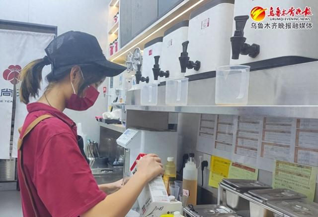 　　8月7日，店员正在为顾客制作饮品。 记者史传芝摄