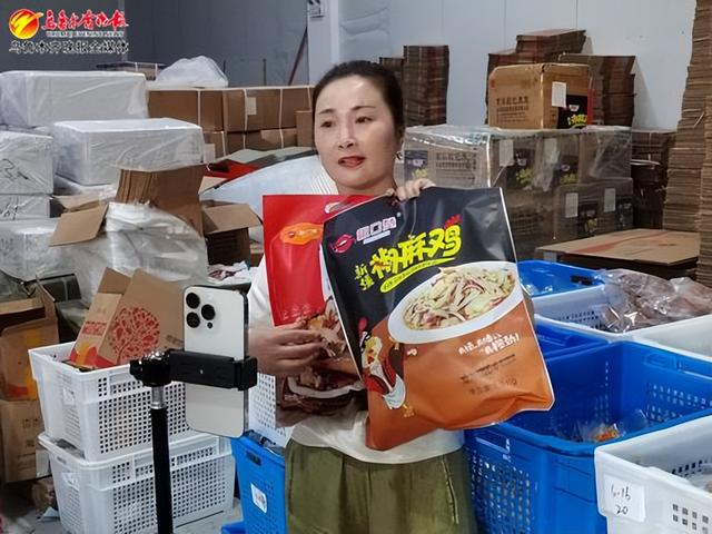 　　在新疆嘉鼎豪食品有限公司，工作人员正通过抖音直播间向网友介绍公司产品。资料图片