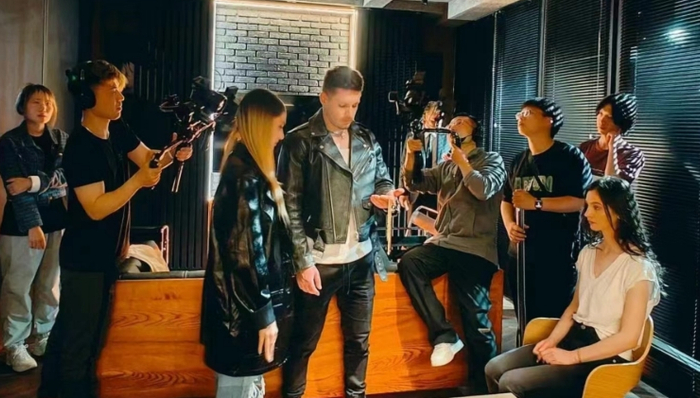 国外短剧拍摄现场；受访者供图