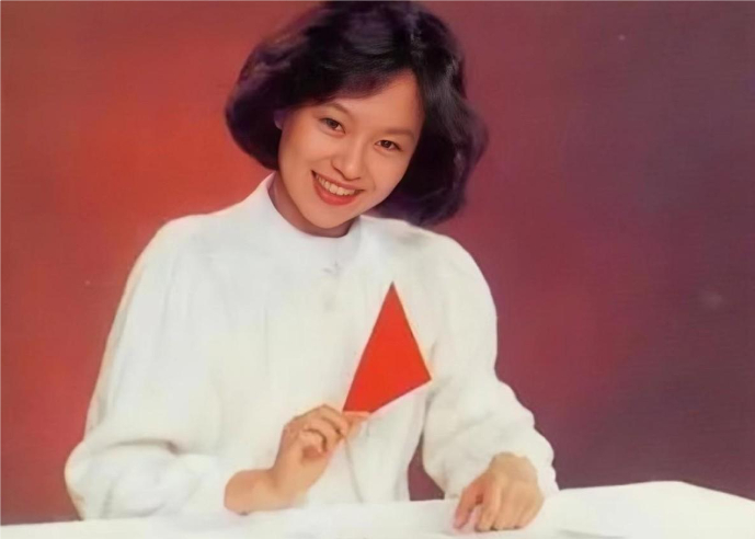 58岁鞠萍近照变化大!印第安纹明显一脸凶相,知情人曝其两副面孔