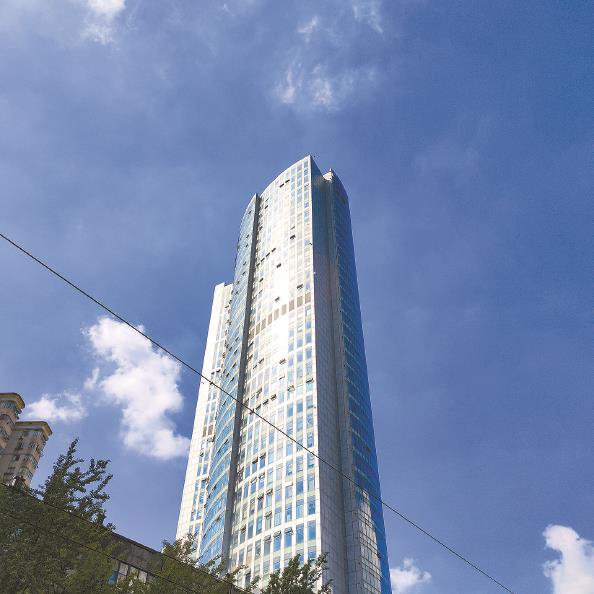 大楼玻璃幕墙被太阳光照射产生反射光