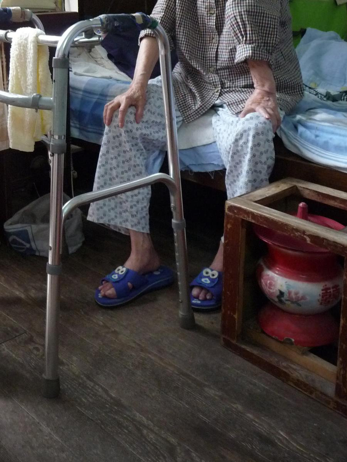 曾敏老人的助步器和马桶。受访者供图