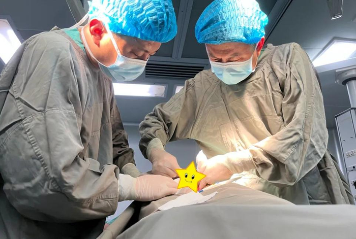 突发阑尾炎,他强忍疼痛坚持为患者做完手术.