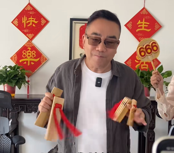 曝多张疑似杨议与小五婶合照!穿亲子装笑容灿烂,孟真评论区沦陷