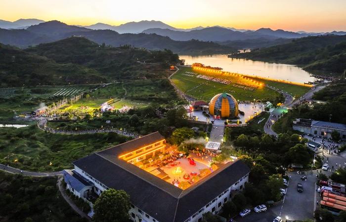 谢东摄近日,南丰县市山镇包坊村蜜桔湖,游客们赏风景,看演出,品美食