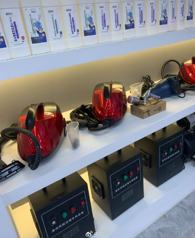 森家环保总部一楼展厅内展示的除醛设备和药剂（央广网发 张胜坡摄）