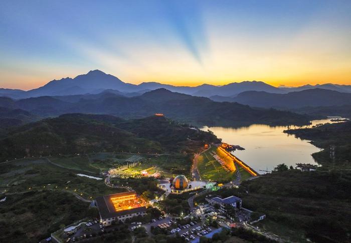 近日,南丰县市山镇包坊村蜜桔湖,游客们赏风景,看演出,品美食,现场