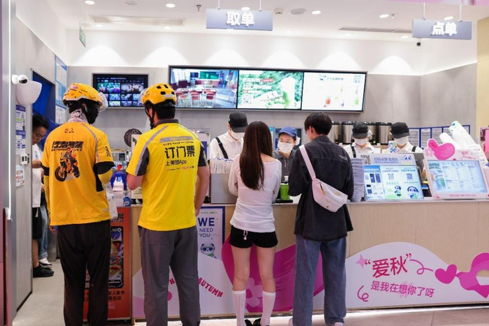 ▲ 8月7日，在茶百道（上海TPY中心店）等待取餐的顾客和骑手（摄影/李飞）