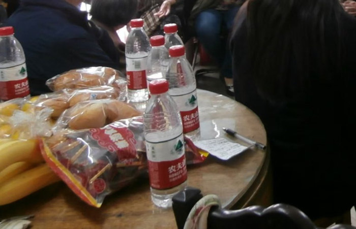 追思会上，人们买了曾敏生前爱吃的香蕉、蜜饯和豆沙面包，以示怀念。受访者供图