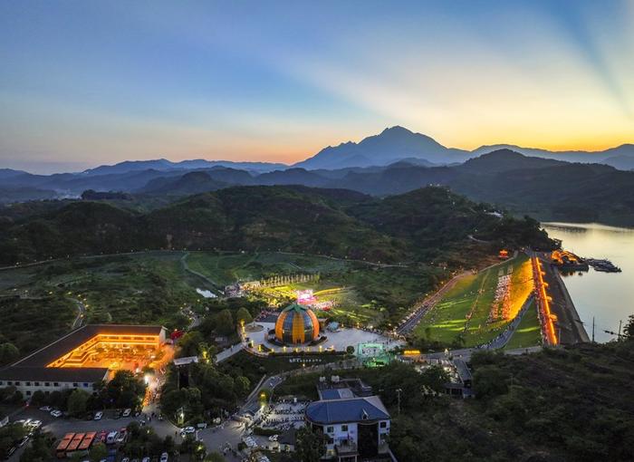 谢东摄近日,南丰县市山镇包坊村蜜桔湖,游客们赏风景,看演出,品美食