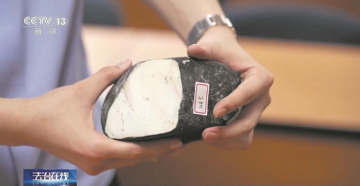     警方展示假原石