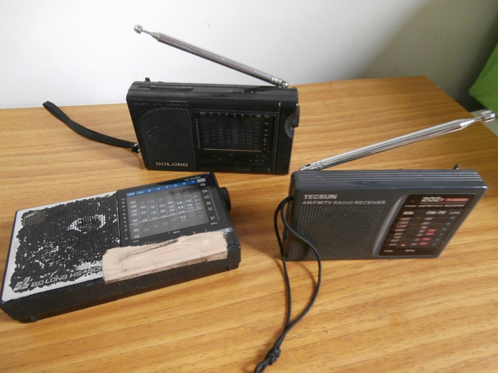 曾敏老人的三台小收音机。受访者供图