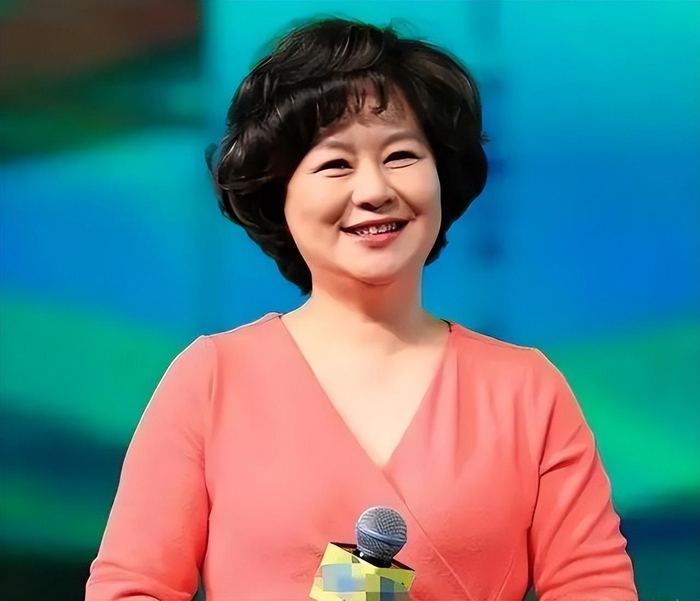 58岁鞠萍近照曝光!印第安纹明显一脸凶相,知情人曝其两副面孔
