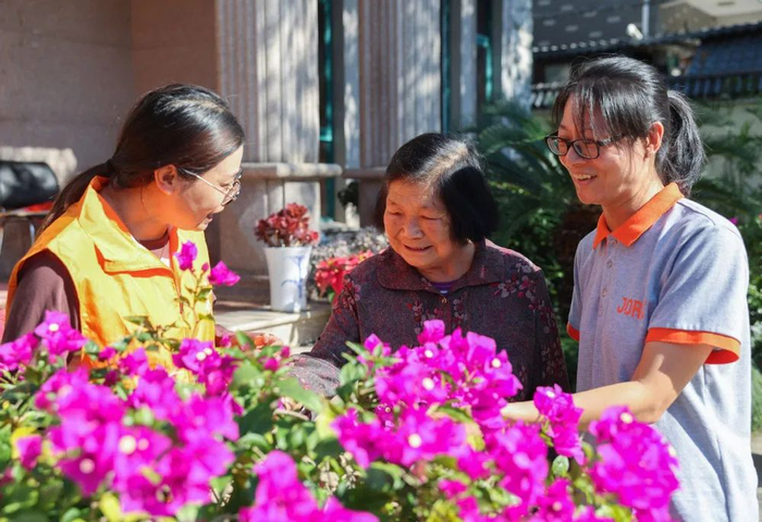 2023年11月1日，杭州市富阳区东洲街道黄公望村居家养老照料中心助老员与黄公望村阮桂仙老人（中）聊家常（徐昱/摄）