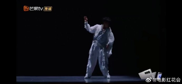 看着黄潇在舞台上自如地掌控每一个动作