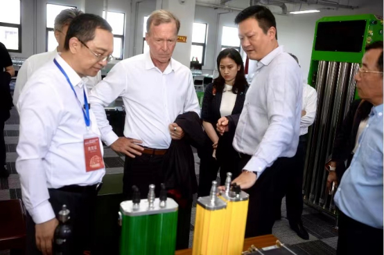 尼尔·布什在中氢新能考察了解其储氢技术
