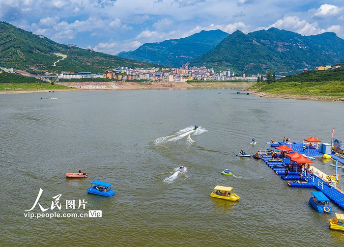 湖北秭归:特色旅游"火"乡村