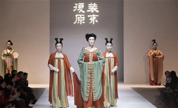 大学教师与同好创办中国传统服饰"装束复原小组",展国风之美