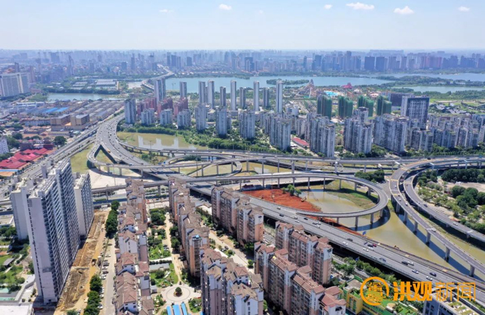 川流不息的车辆在桃花南路高架与九洲高架上有序行驶。